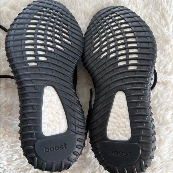 Adidas Yeezy Boost 350 V2 “Onyx” - Picture 3 of 5